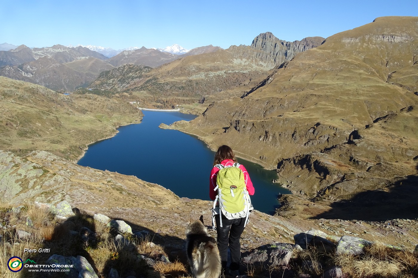 48 Scendiamo dalla Cima di Mezzeno (2230 m)  al Passo Laghi Gemelli (2131 m).JPG